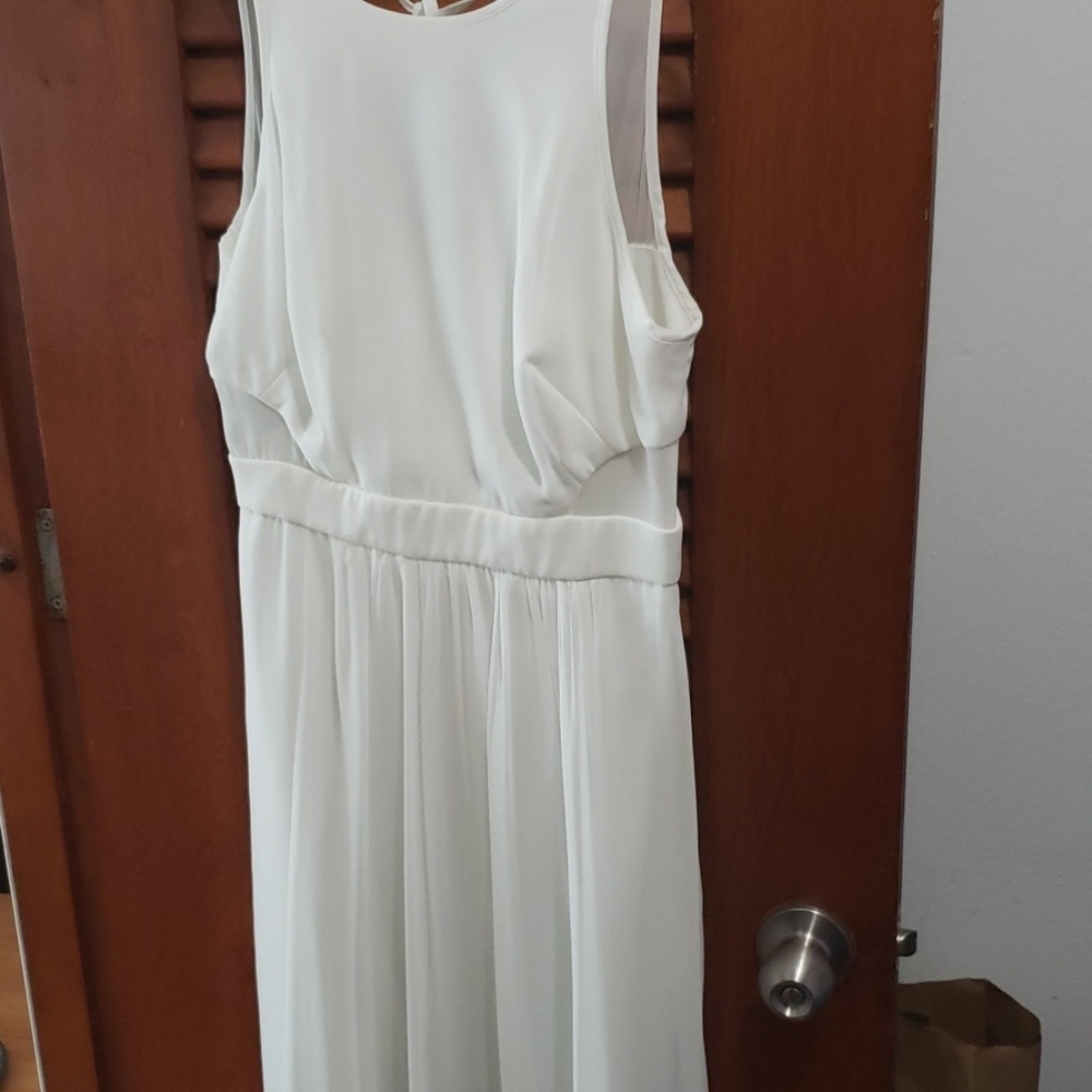 Formal casual white dress depending on the accesso